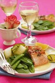 Lachs mit Sauce Hollandaise, Zuckerschoten und Zucchini