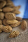 Unshelled almonds