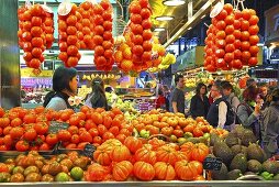Marktstand mit frischen Tomaten (Mercat de St. Josep (Boqueria), Ramblas, Barcelona, Spanien)