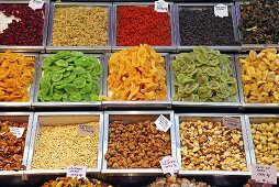 Nuts, candied fruit and raisins on a market stall (Mercat de St. Josep (Boqueria), Las Ramblas, Barcelona, Spain)