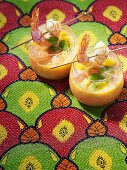 Kalte Melonen-Mango-Suppe mit Garnelenspiess