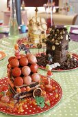 Häuschen aus Erdbeer-Käse-Kuchen und Macarons