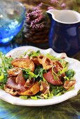 Rocket salad with beef and mushrooms