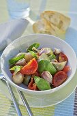 Salat mit gebratenem Gemüse und Basilikum