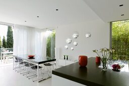 Dining room in Villa Bamboo, Southern France