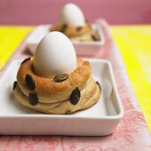 Frühstücksei in einem selbstgebackenen Eierbecher
