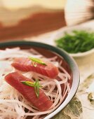 Klassisches Sashimi mit Thunfisch und Daikon-Rettich