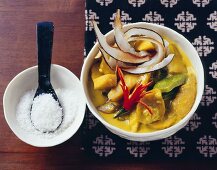 Mango curry with banana, peppers and coconut flakes