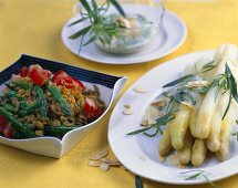 Spargel-Grünkern-Salat und Spargelstangen mit Kräutersauce