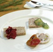 Terrine, Pastete und Sülze mit pikanten Chutneys auf Teller