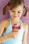 Kleines Mädchen hält Amarenakirsch-Eis