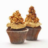 Peanut muffins with crispy nut topping