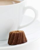 Guglhupf-Praline an einer Kaffeetasse