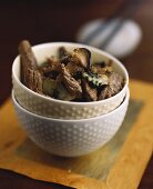 Lamm mit Sesam, Shiitake-Pilzen und Schalotten