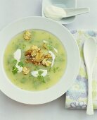 Kerbelsuppe mit gebratenen Champignons