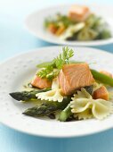 Salad of farfalle, green asparagus and salmon