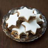 Five cinnamon stars on a silver plate