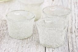 'Frostige Gläser' (Gläser mit Eiklar und Zucker verziert)