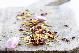 Dried edible flowers