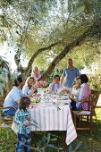 Familie mit Freunden beim Gartenfest