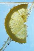 Zitronenscheibe im Wasserglas (Nahaufnahme)