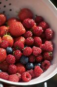 Verschiedene frische Beeren im Küchensieb