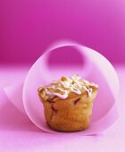 Pflaumen-Muffin mit Nüssen und Zuckerglasur
