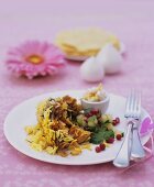 Hähnchen-Reis mit Mandeln und Gurken-Granatapfelkern-Salat