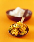 Gelbe Linsen mit Mango und exotischen Gewürzen und Reis