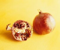 Ganzer und halber Granatapfel