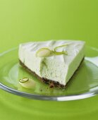 Ein Stück Limetten-Frischkäsekuchen mit Schoko-Keksboden