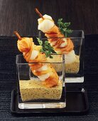 Frittierte Fisch-Spiesse mit Senfsauce im Glas