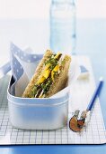 Vollkorntoast-Sandwich mit Käse und Paprika in Brotbüchse