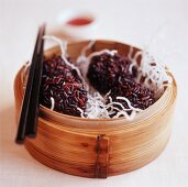 Fleischbällchen mit rotem Reis und frittierten Glasnudeln