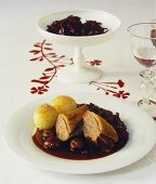 Ente mit Blaukraut und Kartoffelknödel zu Weihnachten