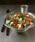 Spinach salad with ham and goats' cheese