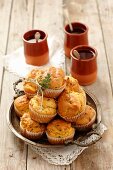 Pikante Muffins mit Speck auf Tablett