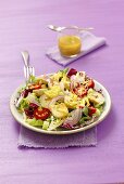 Salat mit Artischockenherzen, Kirschpaprika und Zwiebeln, Knoblauch-Senf-Dressing