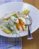 Creamed asparagus with potatoes and poached eggs