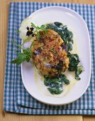 Gemüse-Brezel-Bratlinge auf Spinat mit Bavaria-Blue-Käse
