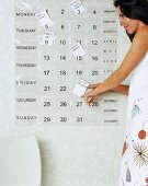Junge Frau am Kalender