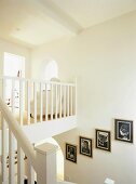 Treppenraum mit Galerie und weißem Geländer
