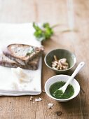 Pesto, Brotscheiben und Pinienkerne