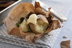 Potatoes and spinach baked in papillotes