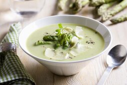 Spargelcremesuppe mit Parmesan