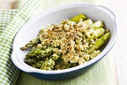 Gegrillter Spargel mit Brotkrümeln