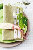 Place setting decorated with a vine leaf