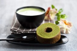 Grüner Tee (Matcha) mit Grüner-Tee-Baumkuchen