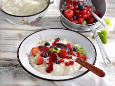 Rice pudding with berries and raspberry sauce