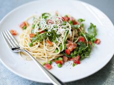 Spaghetti with vegetables and rocket